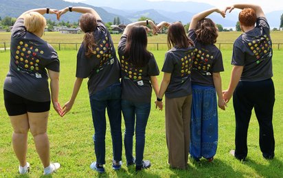 Jugendliche formen mit ihren Händen ein Herz