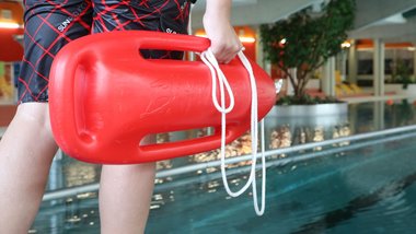 Mann hält eine Schwimmboje