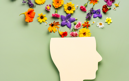 Grafik eines Kopfes mit Blumen darüber