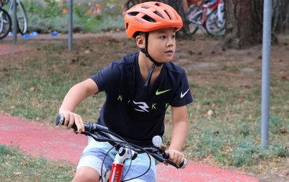 Kind fährt mit dem Fahrrad