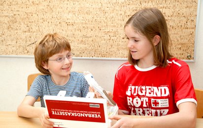 Kinder mit einer Erste Hilfe Box