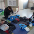 Jugendliche beim Erste Hilfe Training