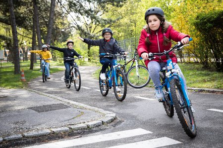 Kinder auf Fahrrädern mit Fahrradhelm