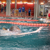 Schwimmerin führt Wendenmanöver mit Staffelübergabe beim Pinguin Cup 2023 durch