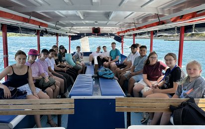 Gruppenfoto der Jugendlichen am Boot.