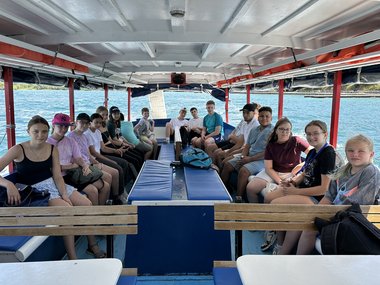 Gruppenfoto der Jugendlichen am Boot