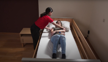 Eine Frau pflegt eine Person