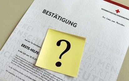Auf dem Foto sieht man ein gelbes Post-it mit drei aufgemalten Fragezeichen.