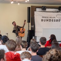Die Band zurweitzuzweit spielt