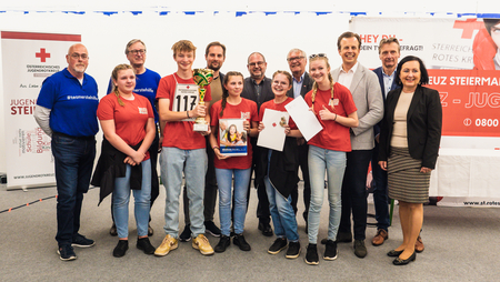 Gewinner:innen des Erste-Hilfe-Landesbewerbs 2023 in der Kategorie Gold von der MS Kirchbach mit Ehrengästen