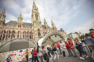 Das Wiener Rathaus, davor Teilnehmer des Sicherheitsfests, zum Teil Sanitäter in Rotkreuzuniform