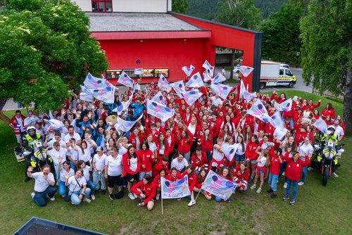 Drohnenaufnahme aller Teilnehmer:innen beim Landesjugendcamp 2025 in Seefeld