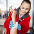 Eine Schülerin aus dem Help Team legt einen Verband an.