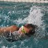 Ein Mädchen schwimmt im Freistil beim Pinguin Cup 2023