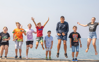 Gruppenbild von Kindern und Jugendlichen