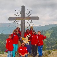 Die Jugendgruppe Graz-Stadt steht unterm Gipfelkreuz der Panoramaalm auf der Turracher Höhe