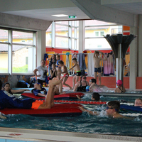 Blick auf alle drei Bahnen im Rahmen der Rettungsstaffel mit Kindern beim Retten mit der Luftmatratze im Rahmen des Pinguin Cups 2023