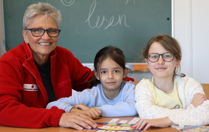 Eine Lesepatin und zwei Kinder