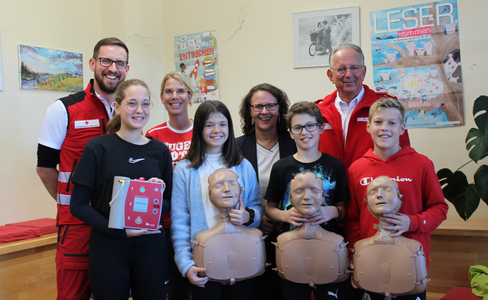 Bildungslandesrätin Gutschi, Notarzt Dr. Schnöll, RK Präsident Aufmesser und Leiterin JRK Salzburg Neuhofer mit Schüler/innen der MS Abtenau mit dem Kids Save Lives Projekt