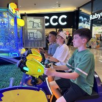 Drei Jugendliche in einer Spielehalle