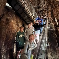 Eine Gruppe Jugendlicher in einer Höhle