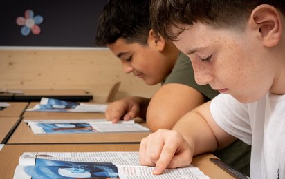 Zwei Kinder lesen im Unterricht