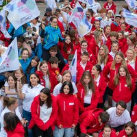 Aufnahme von einer großen Gruppe Teilnehmer:innen beim Landesjugendcamp 2025 in Seefeld mit Jugendrotkreuz-Jacken und Fahnen
