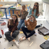 Vier Schülerinnen lösen im Klassenzimmer Rätsel der Escape-Box.