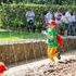 Bub läuft durch Springbrunnen