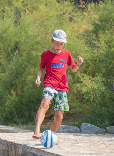 Junge der Fußball spielt