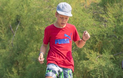 Junge der Fußball spielt