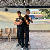 Zwei Jugendliche in schwarzer Kleidung beim Casinoabend