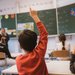Lernhilfe im Klassenzimmer. Schüler zeigt auf.