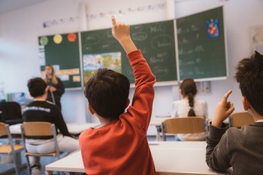 © Österreichisches Rotes Kreuz (ÖRK)/LV Tirol/Janick Entremont Lernhilfe im Klassenzimmer. Schüler zeigt auf.