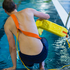 Ein junger Mann springt mit Boje ins Wasser