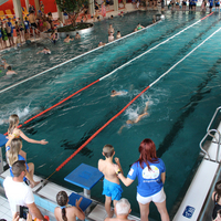 Blick in das Vitalbad Eisenerz mit Schwimmer:innen beim Pinguin Cup 2023