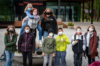 Ein Gruppe Kinder mit FFP2-Masken vor dem Eingang zum Tiroler Bergiselmuseum.