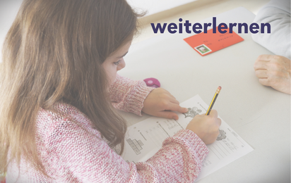 Ein Kind sitzt an einem Tisch und bearbeitet mit einem Bleistift ein Arbeitsblatt. Oben rechts steht der Schriftzug „weiterlernen“.