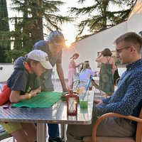 Eine Gruppe um einen Tisch herum beim Casinoabend