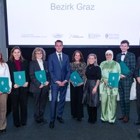 Gruppenfoto der Meilensteinträger:innen 2025 des Bezirks Graz mit Referatsleiterin Kerstin Dremel und Landesrat Stefan Hermann