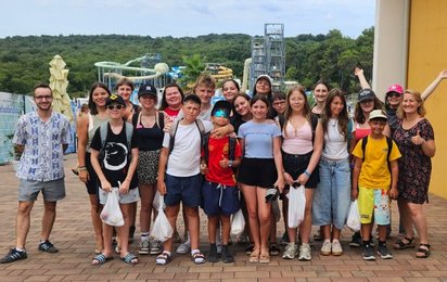 Gruppenfoto von Jugendlichen im Aquapark