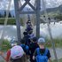 Kinder gehen über eine Brücke
