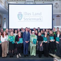 Gruppenfoto aller Meilenstein-Träger:innen von 2025 und den Ehrengästen des Landes Steiermark