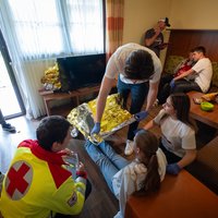 An der Station leisten Jugendliche Erste Hilfe