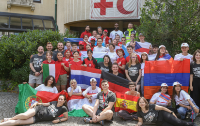 Gruppenfoto von Jugendlichen, die ihre Landesflaggen halten