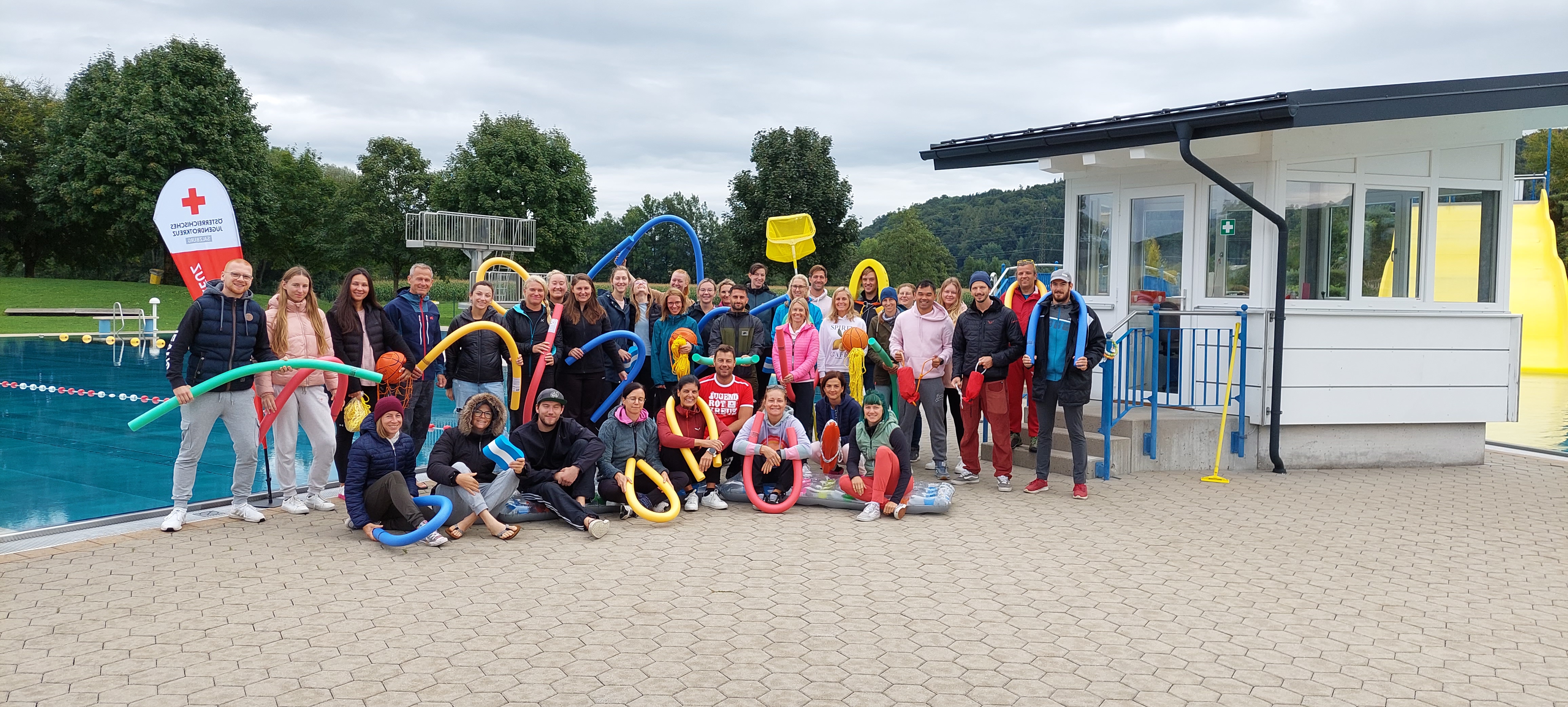 Teilnehmer:innen der Helfer-/Retterscheinausbildung 2023 mit Poolnudeln und dergleichen